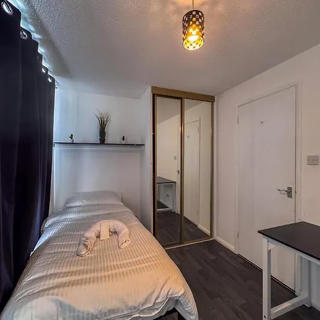 Newly Refurbished Fit For To 7 Family Members, Groups, Contractors Centre Of Bradley Stoke *