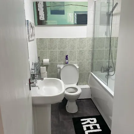 Newly Refurbished Fit For To 7 Family Members, Groups, Contractors Centre Of Bradley Stoke ブリストル