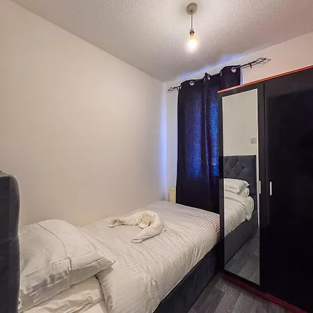 Newly Refurbished Fit For To 7 Family Members, Groups, Contractors Centre Of Bradley Stoke アパート ブリストル