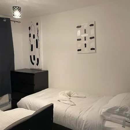 Newly Refurbished Fit For To 7 Family Members, Groups, Contractors Centre Of Bradley Stoke ブリストル