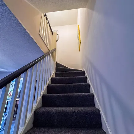 Newly Refurbished Fit For To 7 Family Members, Groups, Contractors Centre Of Bradley Stoke ブリストル