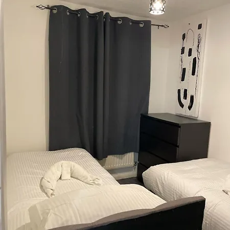 Newly Refurbished Fit For To 7 Family Members, Groups, Contractors Centre Of Bradley Stoke Apartman Bristol