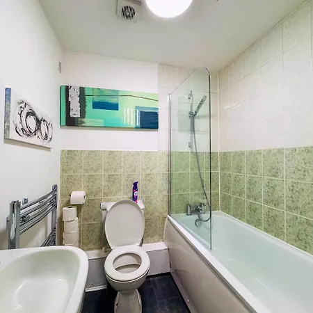 Newly Refurbished Fit For To 7 Family Members, Groups, Contractors Centre Of Bradley Stoke Apartment Bristol