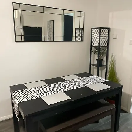 Newly Refurbished Fit For To 7 Family Members, Groups, Contractors Centre Of Bradley Stoke アパート ブリストル