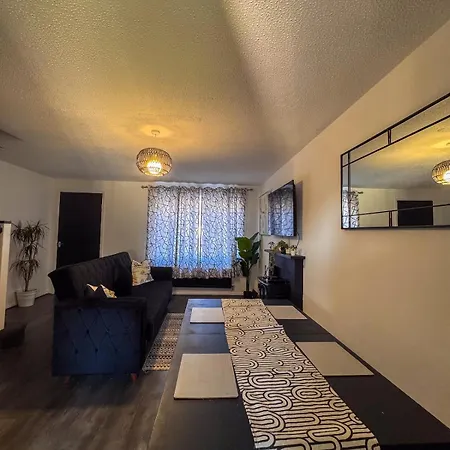 Newly Refurbished Fit For To 7 Family Members, Groups, Contractors Centre Of Bradley Stoke * Bristol