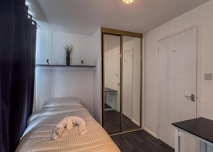 Newly Refurbished Fit For To 7 Family Members, Groups, Contractors Centre Of Bradley Stoke *