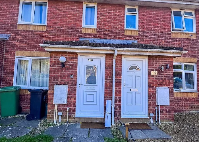 Newly Refurbished Fit For To 7 Family Members, Groups, Contractors Centre Of Bradley Stoke Apartment