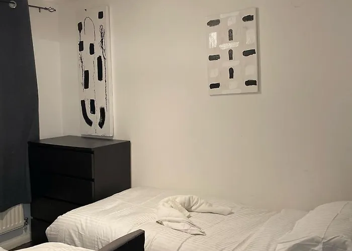 Newly Refurbished Fit For To 7 Family Members, Groups, Contractors Centre Of Bradley Stoke بريستول