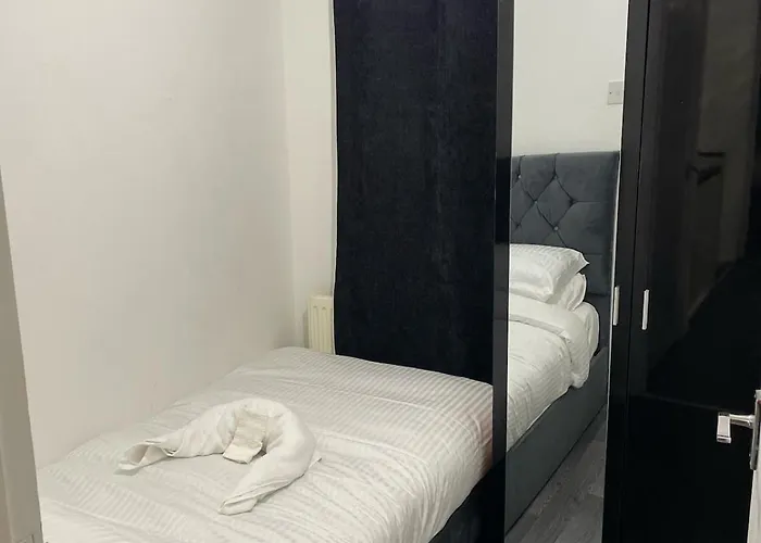 Newly Refurbished Fit For To 7 Family Members, Groups, Contractors Centre Of Bradley Stoke شقة *