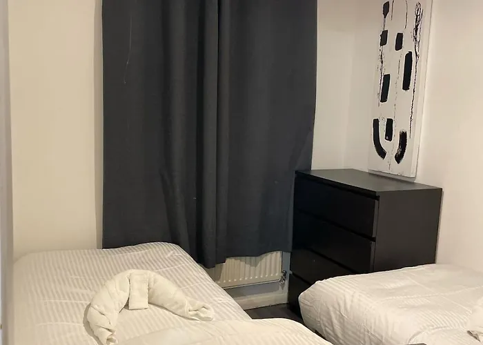 Newly Refurbished Fit For To 7 Family Members, Groups, Contractors Centre Of Bradley Stoke Apartment Bristol