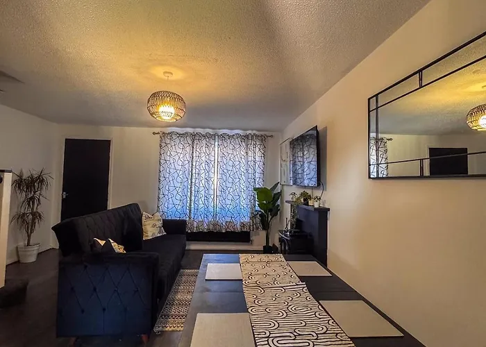 Newly Refurbished Fit For To 7 Family Members, Groups, Contractors Centre Of Bradley Stoke * بريستول