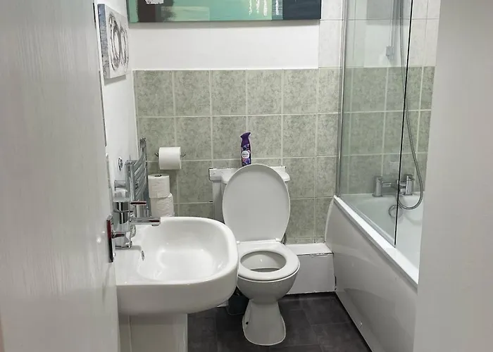 Newly Refurbished Fit For To 7 Family Members, Groups, Contractors Centre Of Bradley Stoke בריסטול