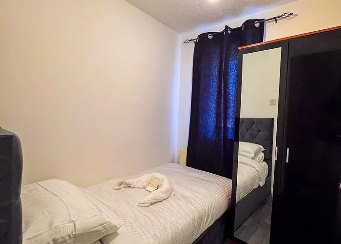 Newly Refurbished Fit For To 7 Family Members, Groups, Contractors Centre Of Bradley Stoke *