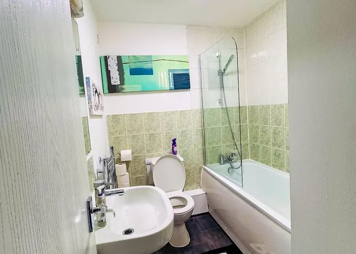 Newly Refurbished Fit For To 7 Family Members, Groups, Contractors Centre Of Bradley Stoke דירה