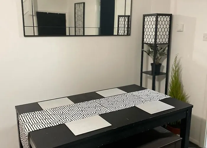 Newly Refurbished Fit For To 7 Family Members, Groups, Contractors Centre Of Bradley Stoke דירה בריסטול