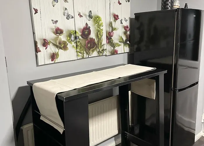 Newly Refurbished Fit For To 7 Family Members, Groups, Contractors Centre Of Bradley Stoke * Bristol