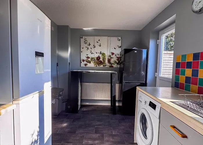 Newly Refurbished Fit For To 7 Family Members, Groups, Contractors Centre Of Bradley Stoke דירה